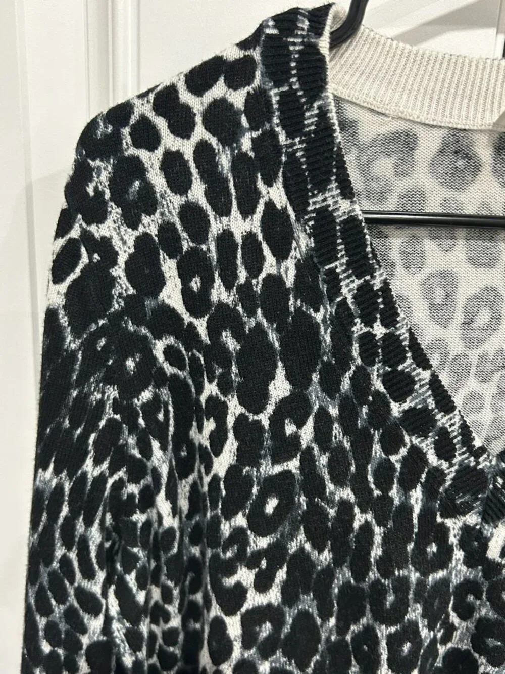 Michael Kors Large Black White Leopard Print V-Neck Sweater Retro Statement Styl